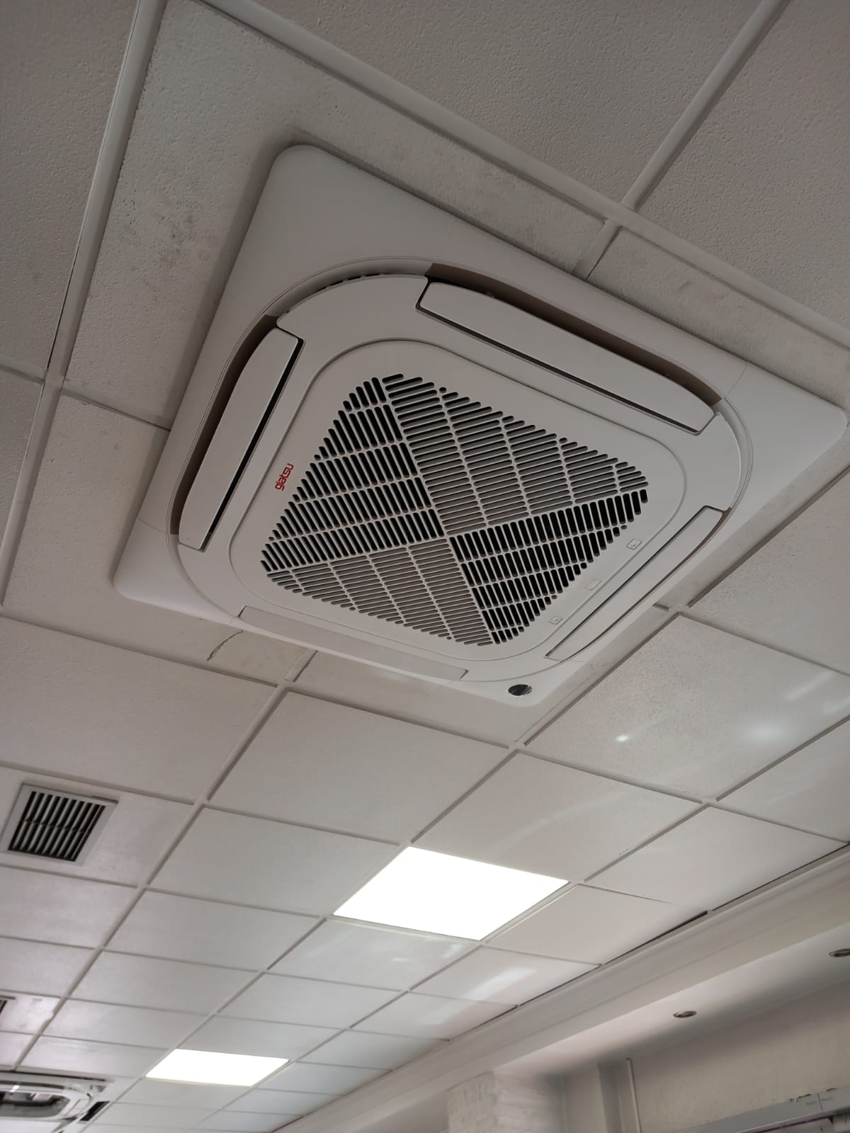 Mantén tu negocio fresco y confortable con los aires acondicionados ...